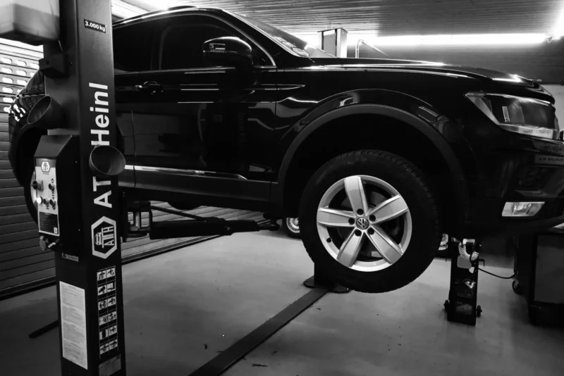 VW Tiguan auf der Hebebühne